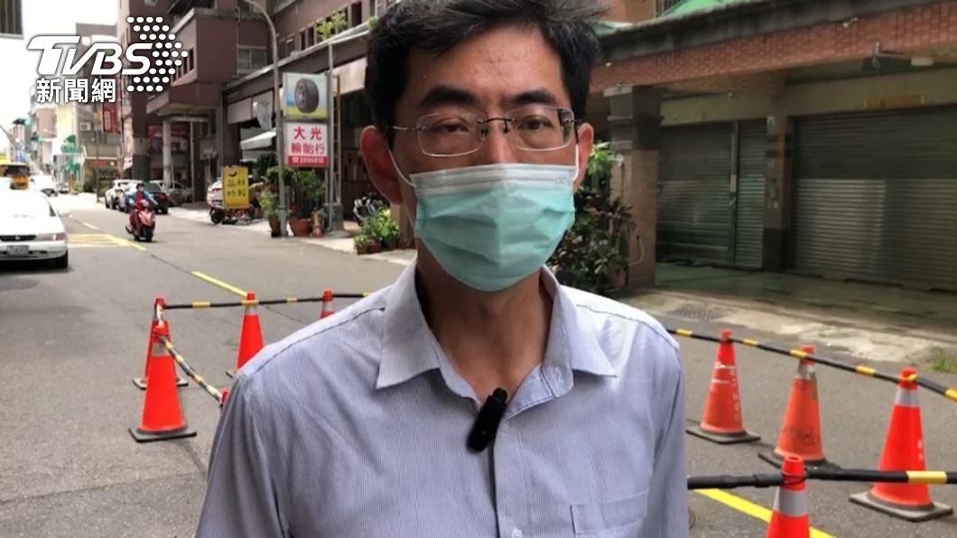 水利局專門委員黃信銓表示,造成坑洞原因初步研判為下水道管線破損。(圖/TVBS)