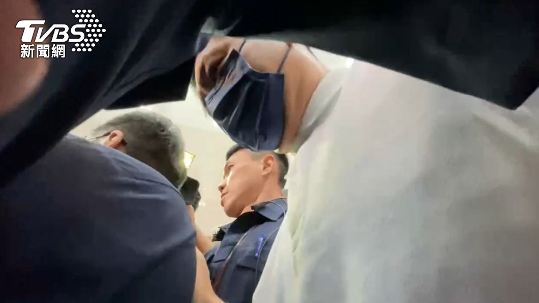 NONO離開時緊抓著前方員警不放。(圖/TVBS)