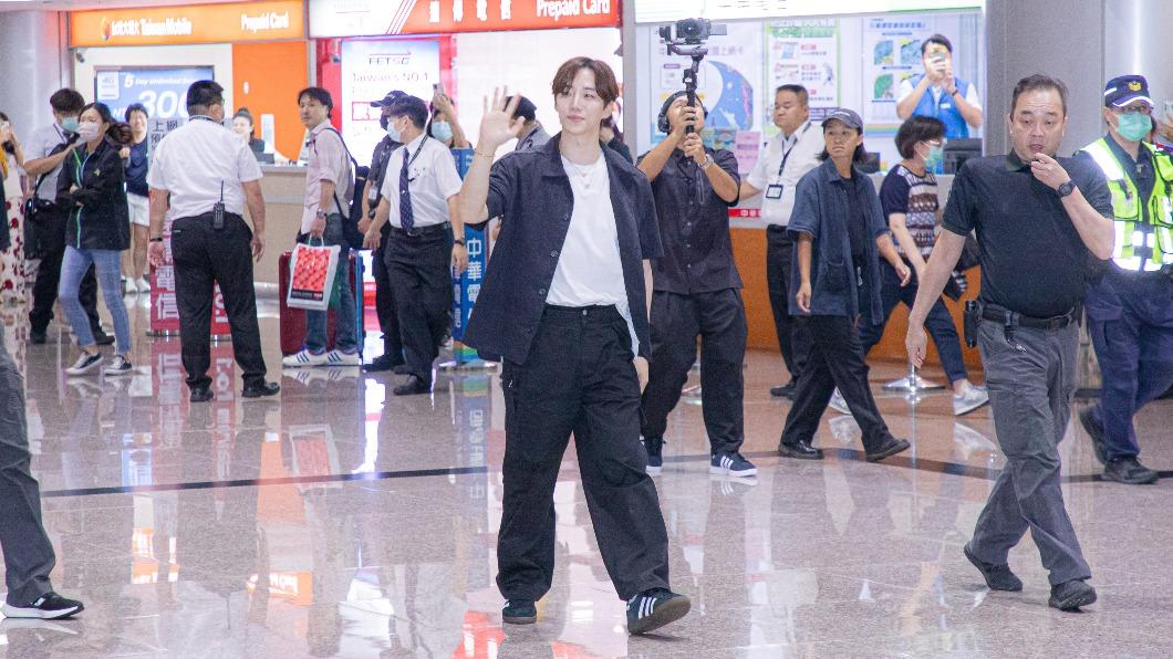 李俊昊2日下午抵達桃園機場。(圖/林坤緯攝)