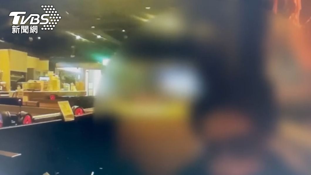 今年4月警方於網咖逮捕通緝犯,意外查獲他持有毒品,進而循線追查。(圖/TVBS)