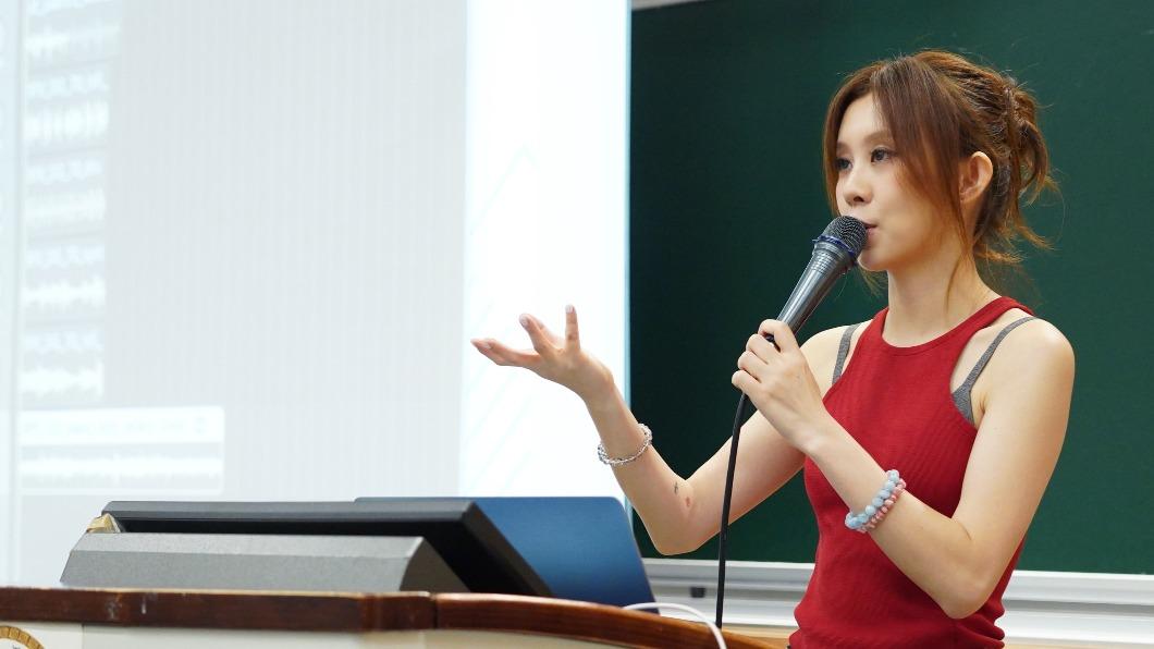 白安化身「白老師」颱風天開講　學生嘴甜1句話撩到她