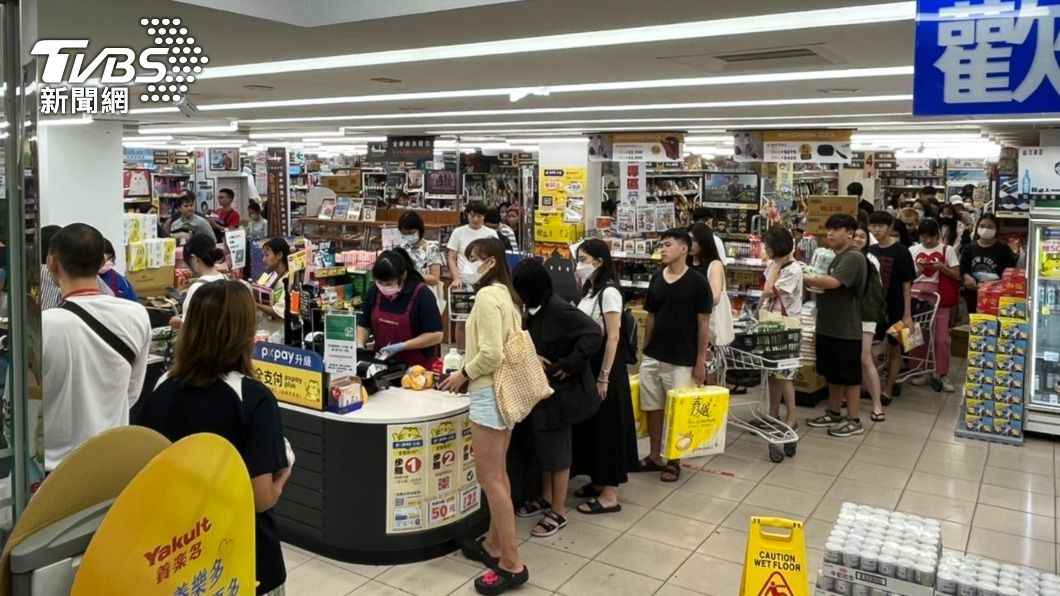 卡努來襲!超市賣場湧人潮 搶買防颱物資「清空貨架」