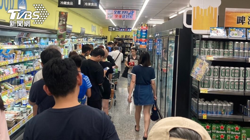 超市湧現人潮。(圖/TVBS)