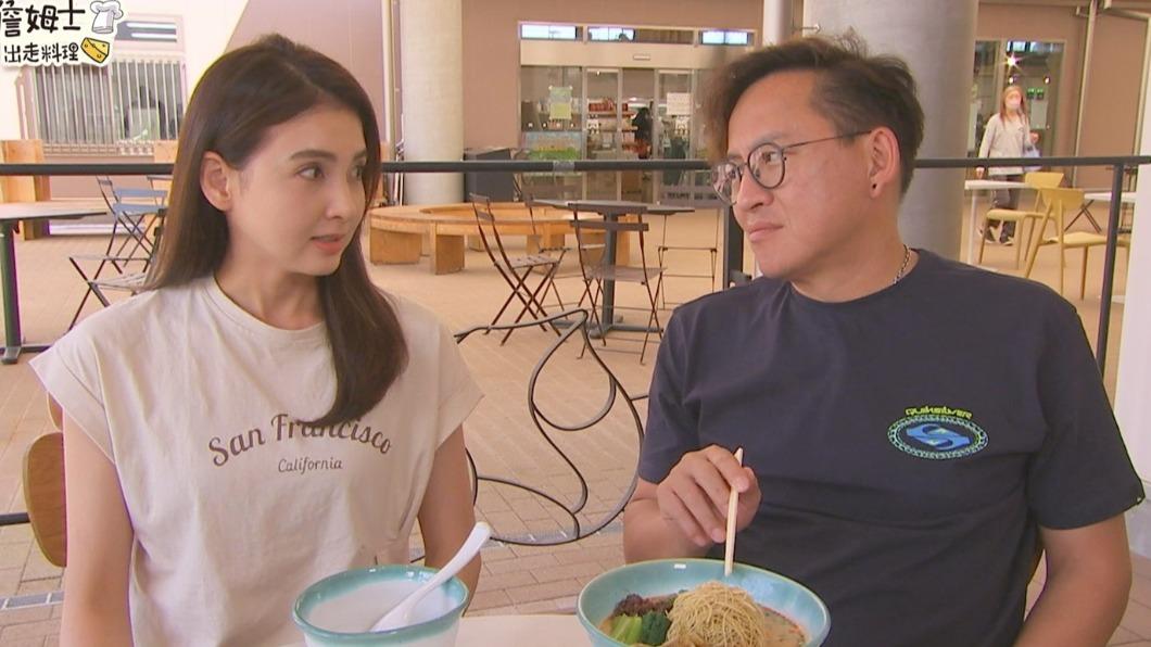 兩人一起品嚐蒙布朗拉麵。（圖／八大提供）