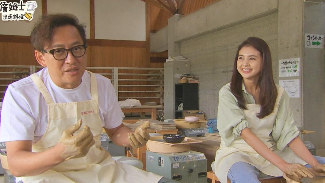 兩人開心體驗做陶藝。（圖／八大提供）