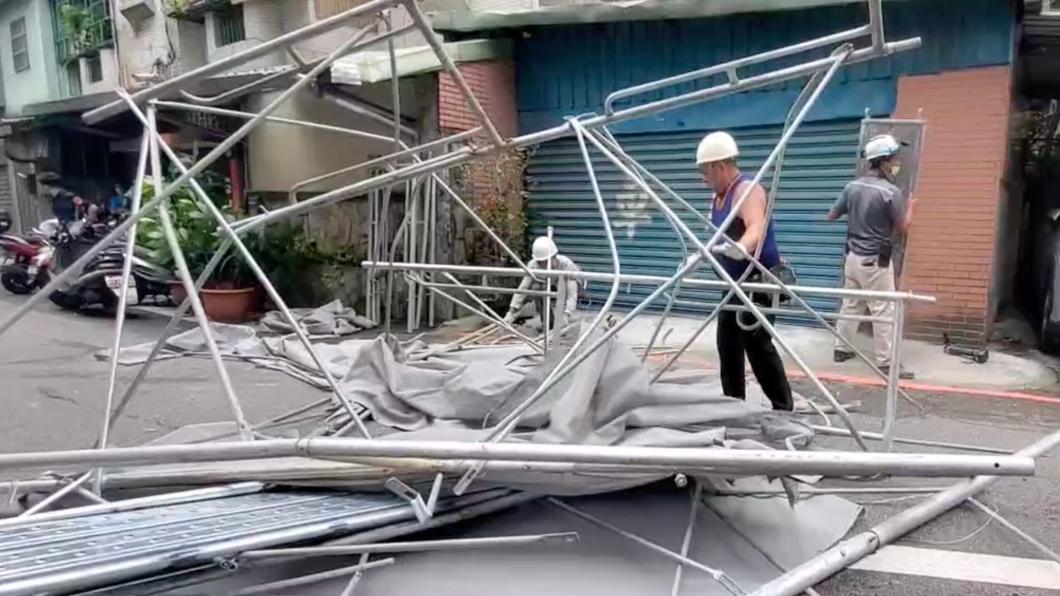 新北新莊中正路一處工地鷹架倒塌。(圖/TVBS)
