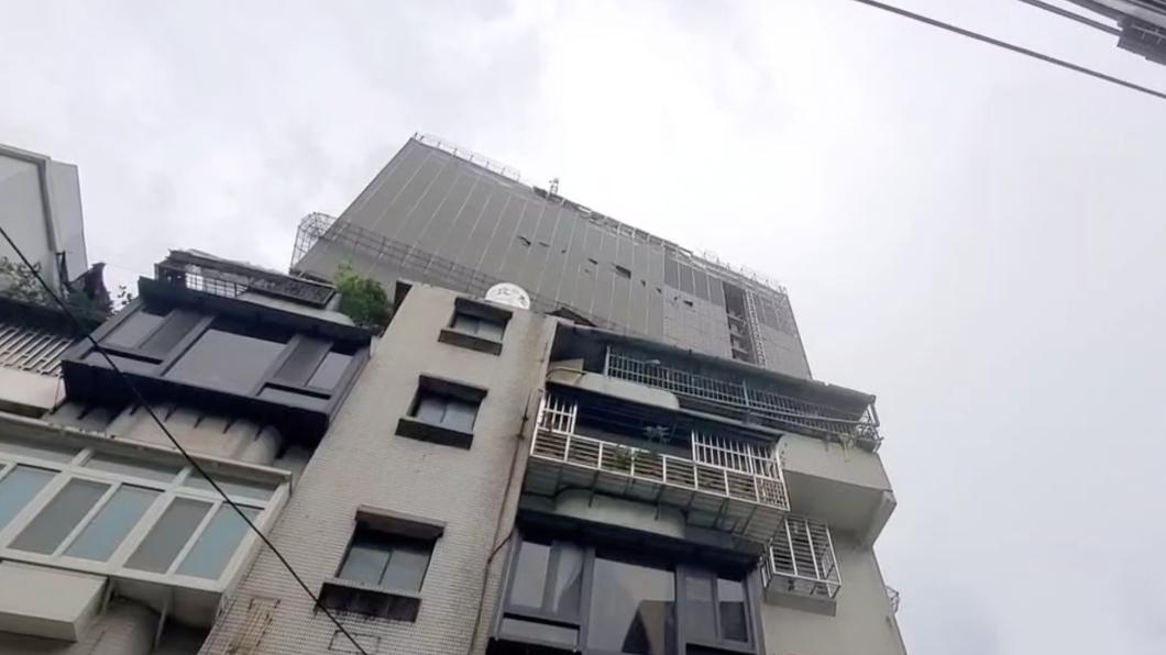 新北新莊中正路一處工地鷹架倒塌。(圖/TVBS)
