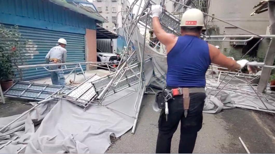 快訊／卡努颱風狂掃！新莊中正路24樓建案鷹架砸落街頭