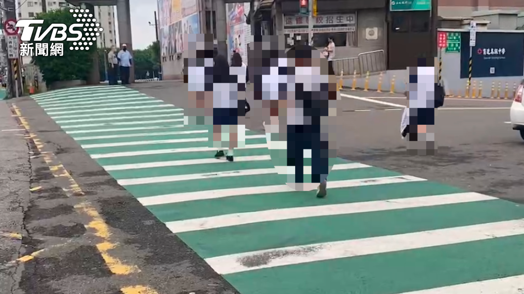 暑假期間仍有一些學生仍要上課。(圖/TVBS)