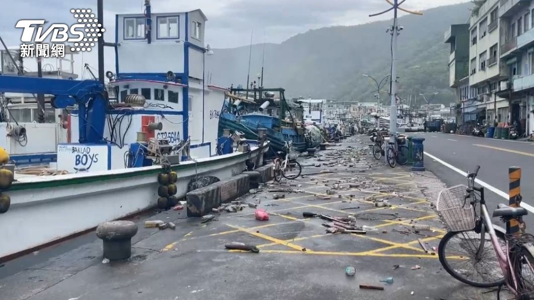 卡努外圍環流影響　南方澳漲潮垃圾滿地、屏東東隆宮廣場淹一片