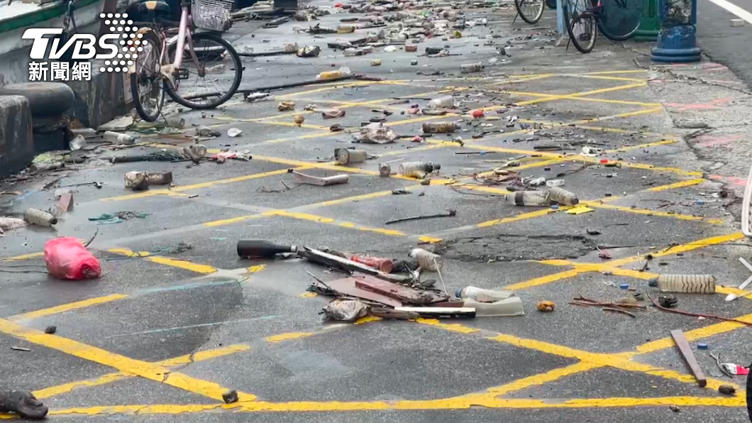 海上垃圾被打上岸。(圖/TVBS)