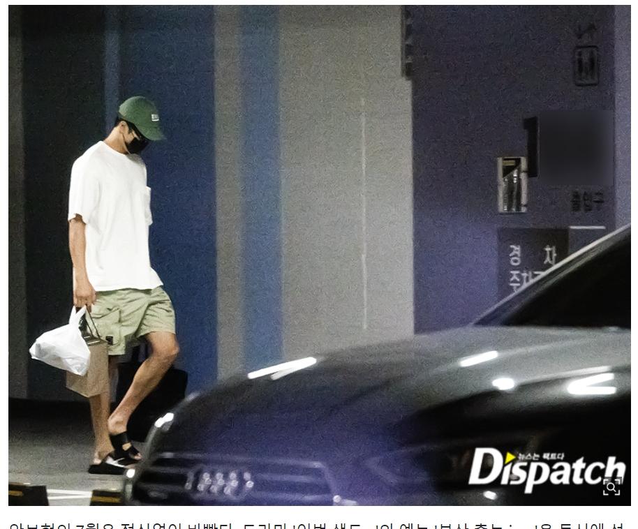 安普賢被拍到低調出入Jisoo家中。(圖/翻攝自DISPATCH)