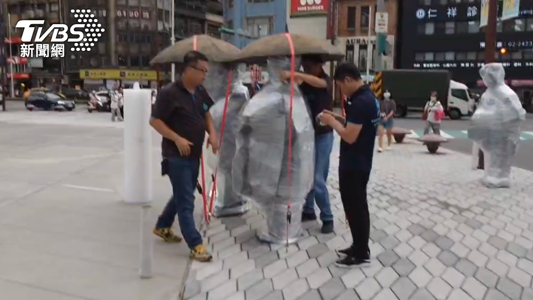 為了避免惹來非議,這次以停止展出的模式,將作品全部包封起來。(圖/TVBS)