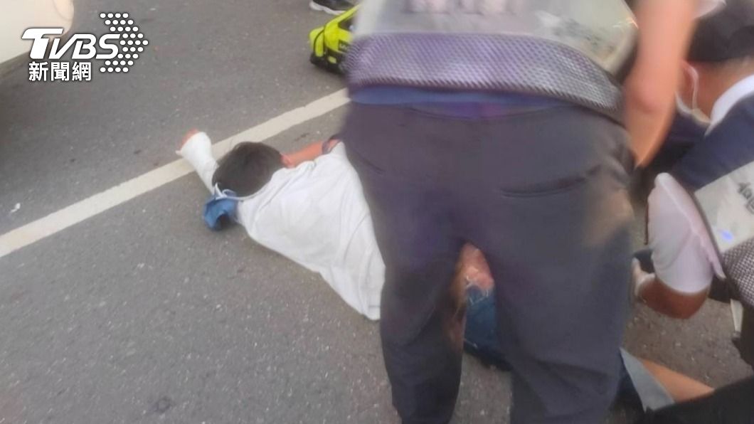 女子全身擦挫傷倒臥路邊,警方到場後也將傷者送往義大醫院救治。(圖/TVBS)