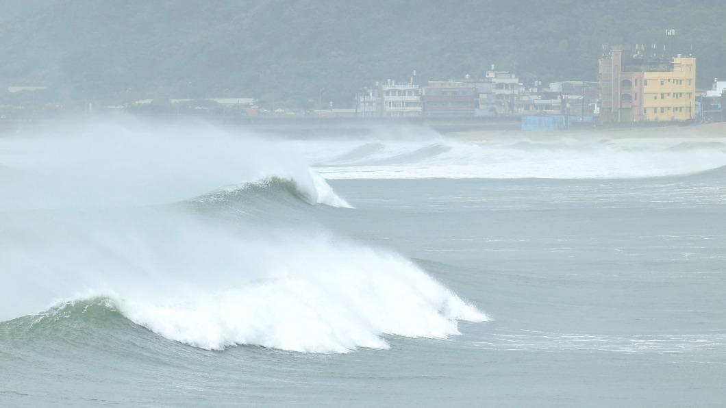 目前新北萬里龜吼漁港已有長浪發生。（圖／黃城碩攝）
