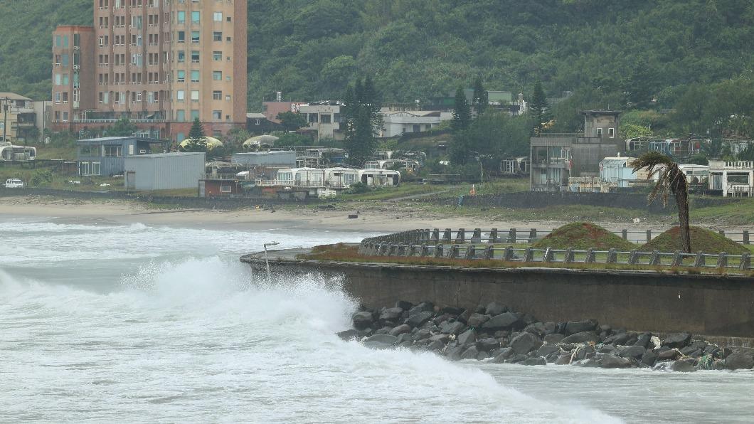 「被風雨吵醒」北台有感! 網讚:放颱風假完全正確
