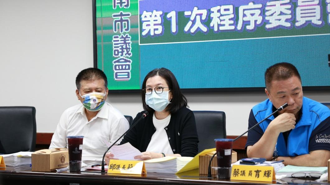 邱莉莉在派出所內耍威、咆哮辱罵員警一事曝光後引發一陣譁然。(圖/邱莉莉臉書)