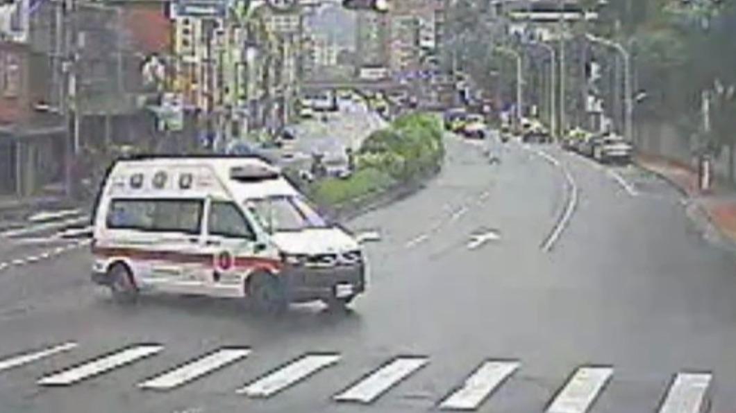 兩人因糾紛引起暴力衝突,其他住戶立即通報警消人員到場。(圖/TVBS)
