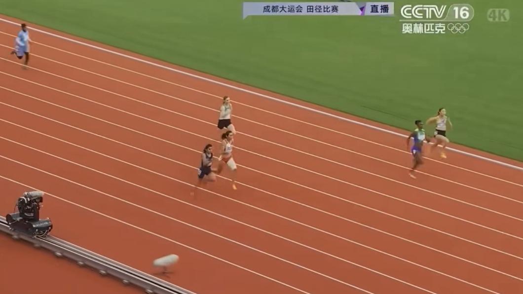 索馬利亞短跑選手阿布卡(左上藍衣),在成都世大運100公尺跑出21秒成績,讓眾人傻眼。(圖/翻攝自Larry Madowo粉專)