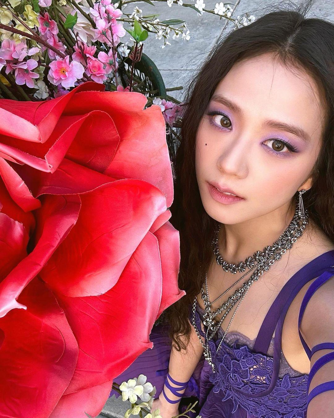 Jisoo爆出戀情,2件事讓韓媒頗為意外。(圖/翻攝自Jisoo IG)