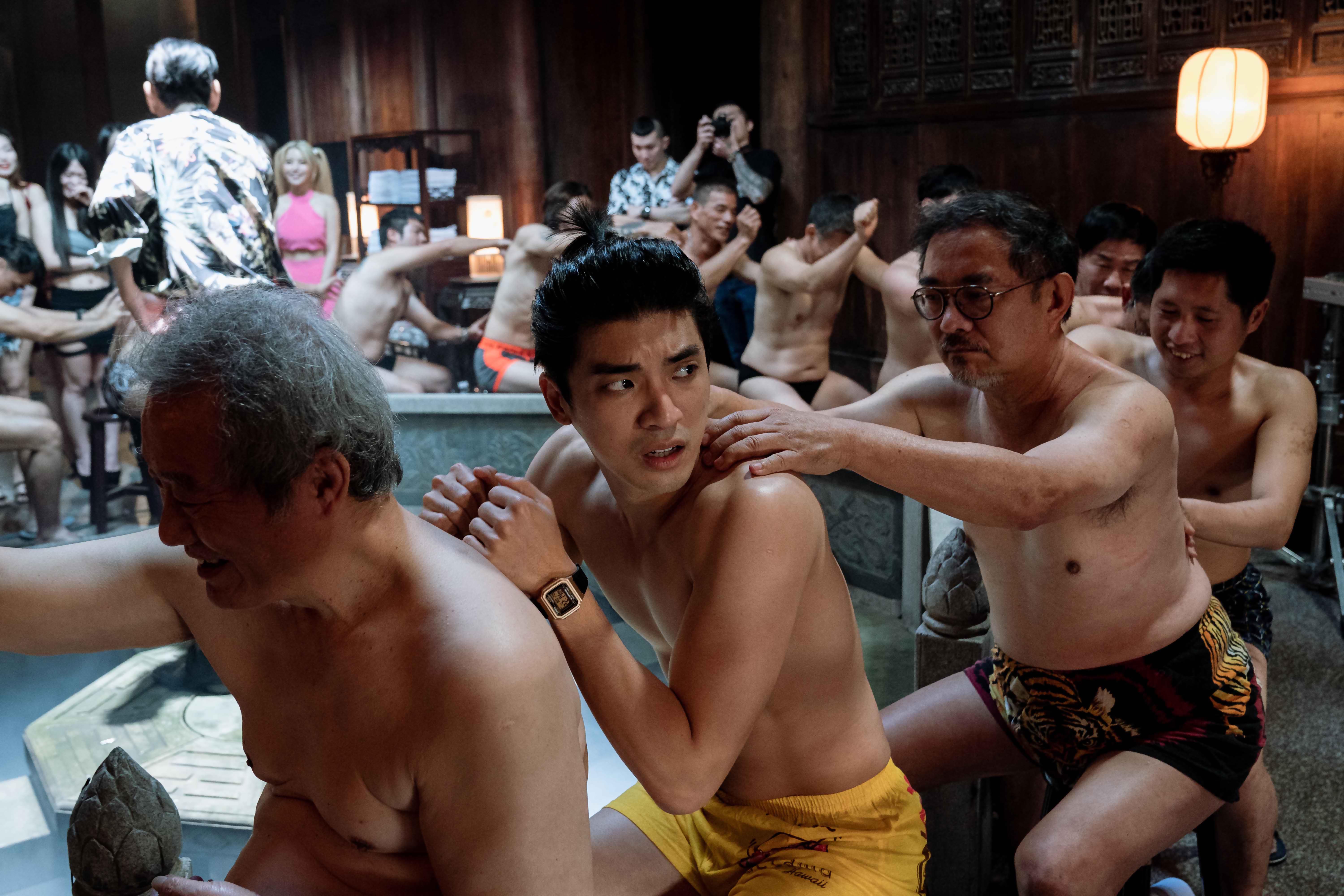林哲熹(前左二)為戲脫到只剩一條內褲。(圖/風起娛樂提供)