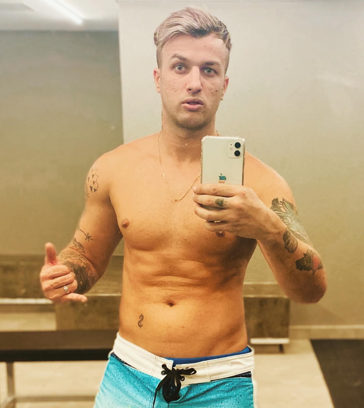 猛男性工作者跳出來爆料。(圖/翻攝自Arthur Mondelo IG)