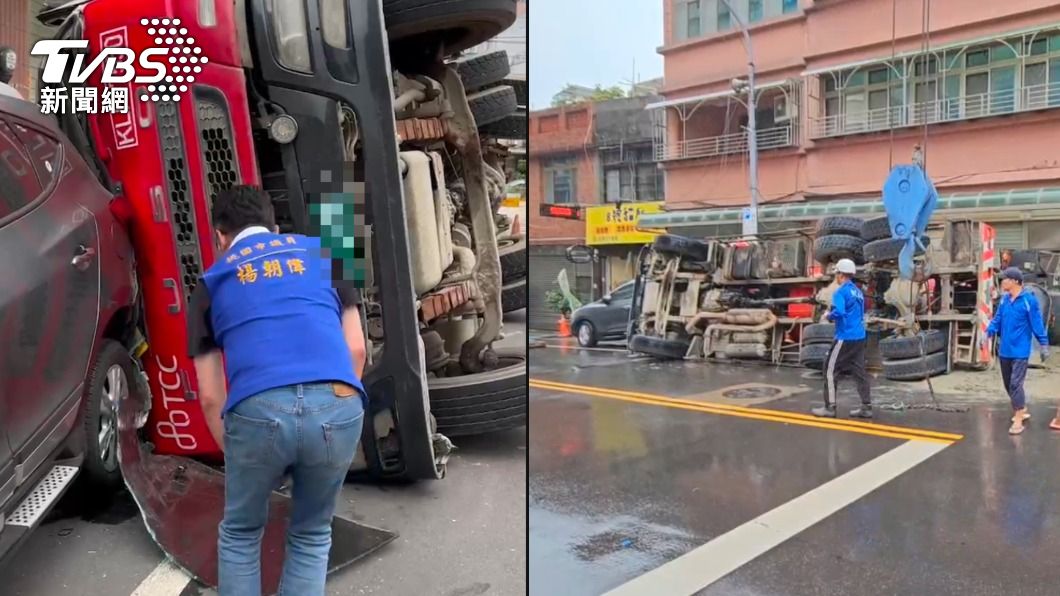 疑轉彎失控!水泥預拌車側翻橫躺路邊 2住家門口遭堵死