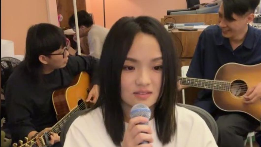 徐佳瑩直播「奢侈的佳瑩之音」!一口氣唱聊70分鐘嗨翻粉