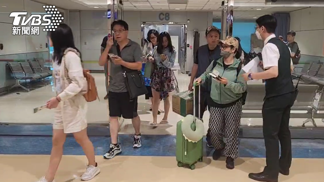 許多遊客滯留在沖繩。（圖／TVBS）
