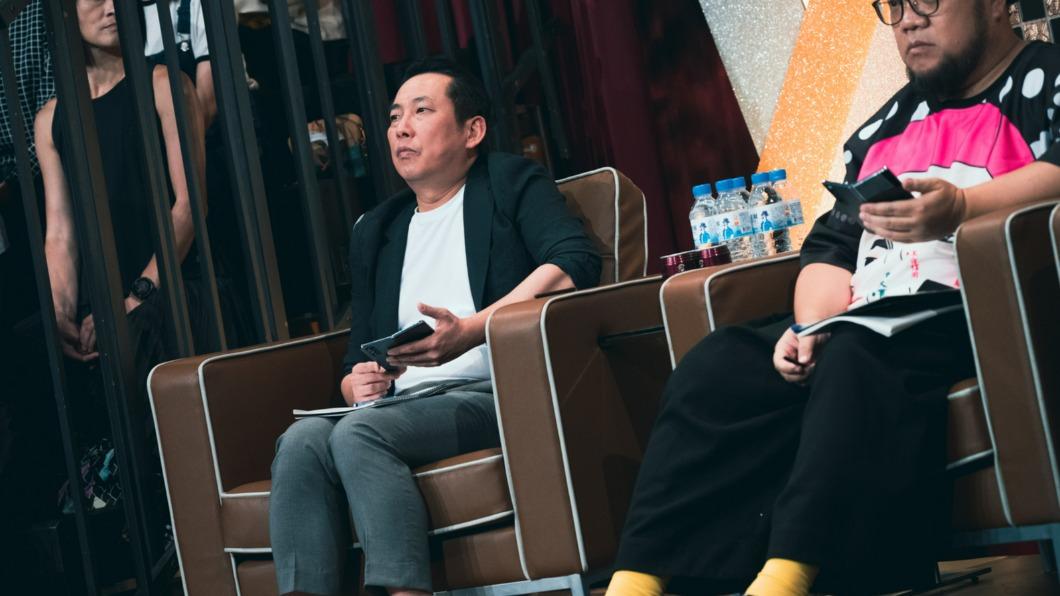 屈中恆(左)也是飛行評審。(圖/三立提供)
