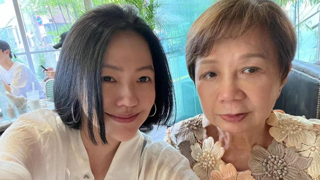 小S和婆婆一起合照。(圖/翻攝自小S臉書)