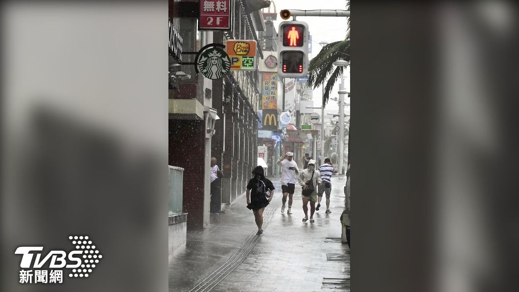 卡努颱風為沖繩帶來豐沛雨量,加上強風侵襲,讓當地居民生活大受影響。(圖/達志影像美聯社)