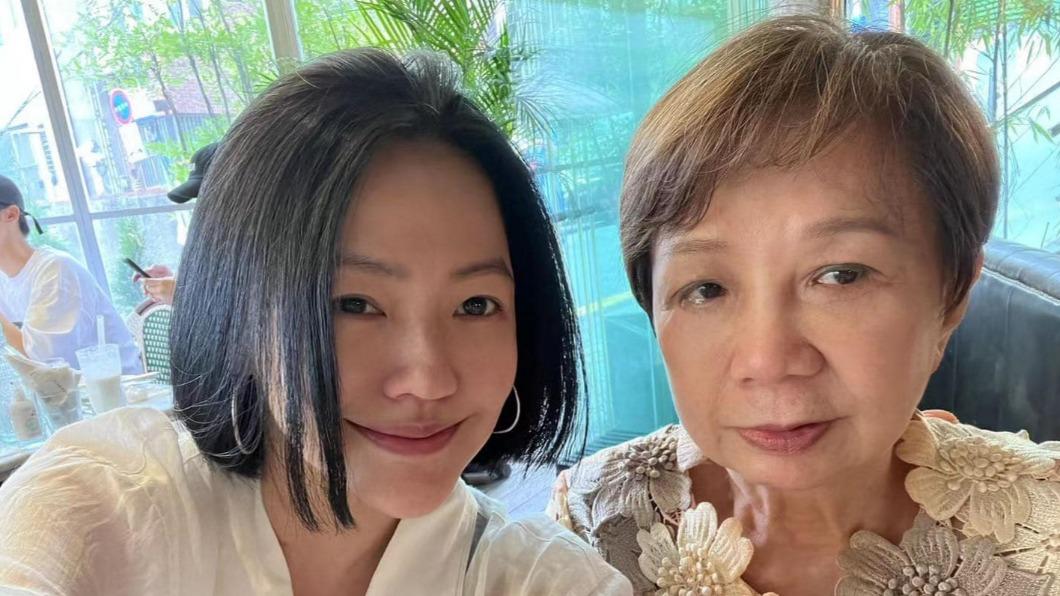小S與婆婆合影。(圖/翻攝自小S臉書)