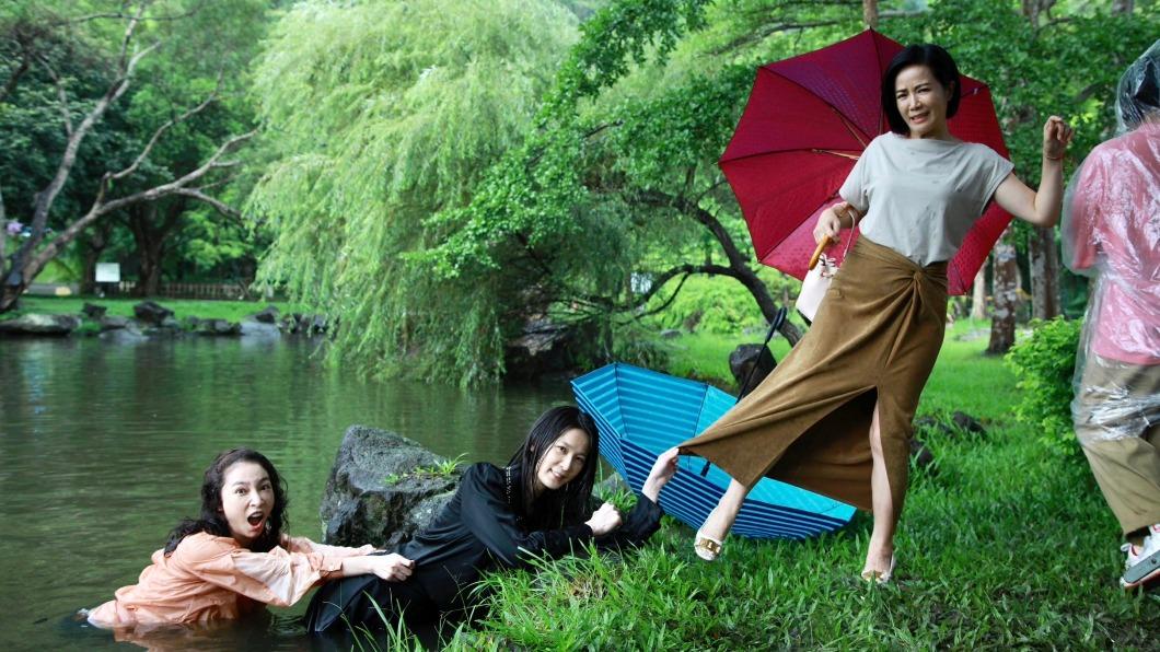 張家瑋(左)、楚宣(中)看到陳仙梅,想拉她一起下水。(圖/民視提供)