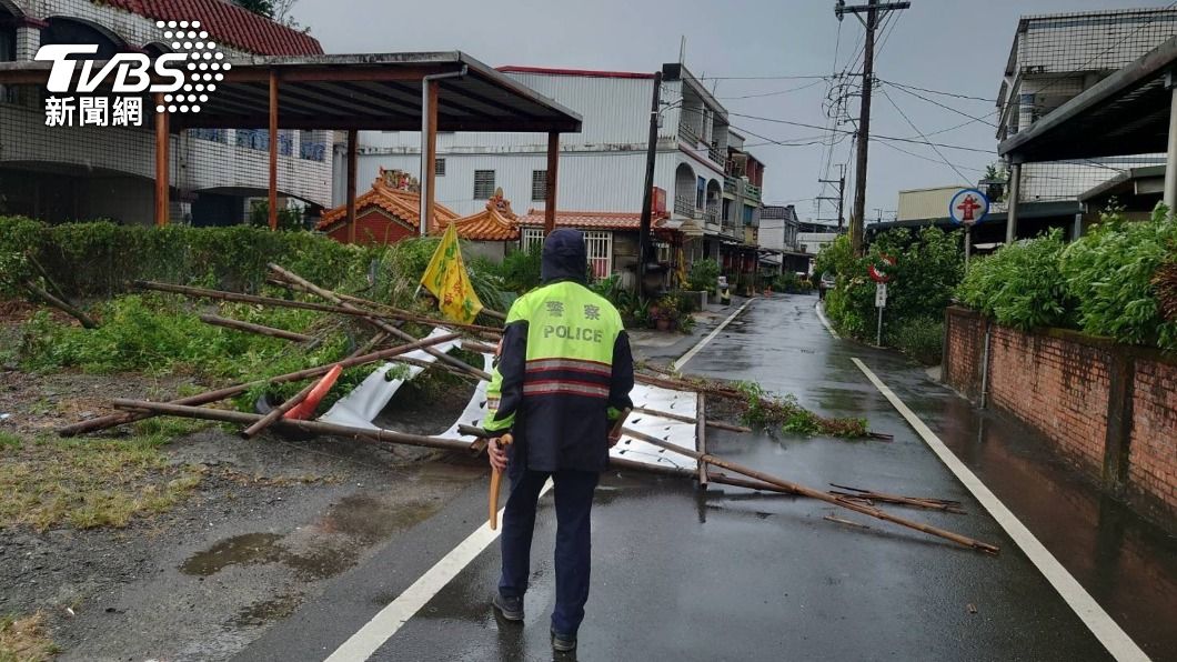宜蘭礁溪廣告看板倒地。(圖/中央社)