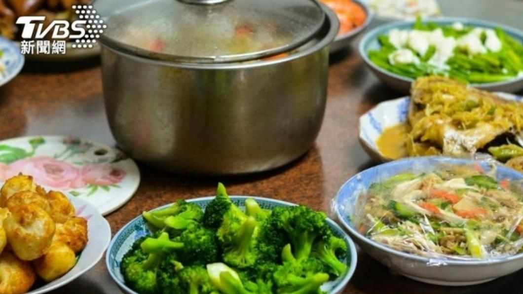 颱風天許多人揭會屯糧食,不過醫師也表示除了泡麵外也有其他營養選擇。(示意圖/shutterstock 達志影像)