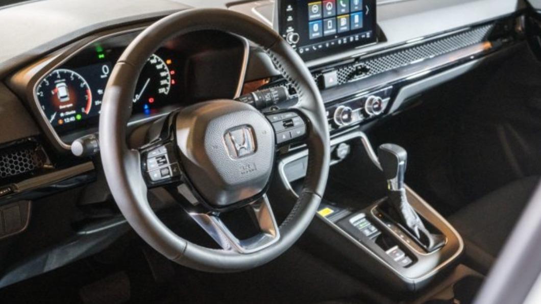 車內有真皮包覆的方向盤、排檔座、皮質座椅跟木紋飾板。（圖/ 劉家岳攝）