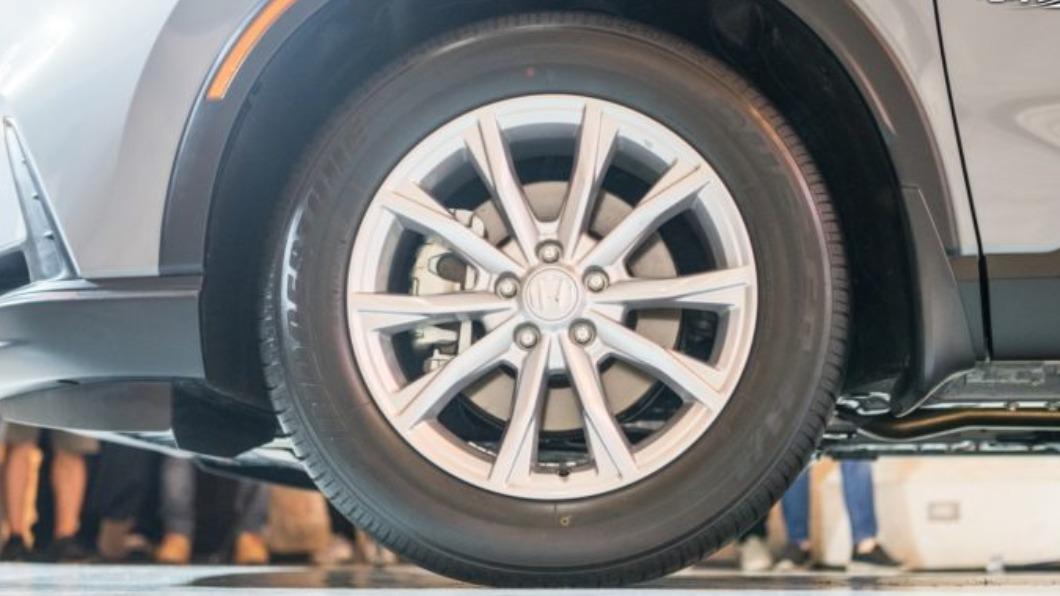 輪圈三車型統一為235/60 R18的設定。（圖/ 劉家岳攝）