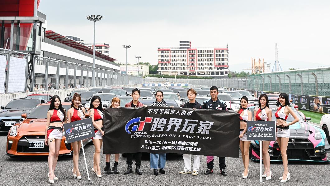 坤達、吱吱今在麗寶賽車場體驗賽車,姚元浩也以車隊老闆身份出席。(圖/索尼影業提供)