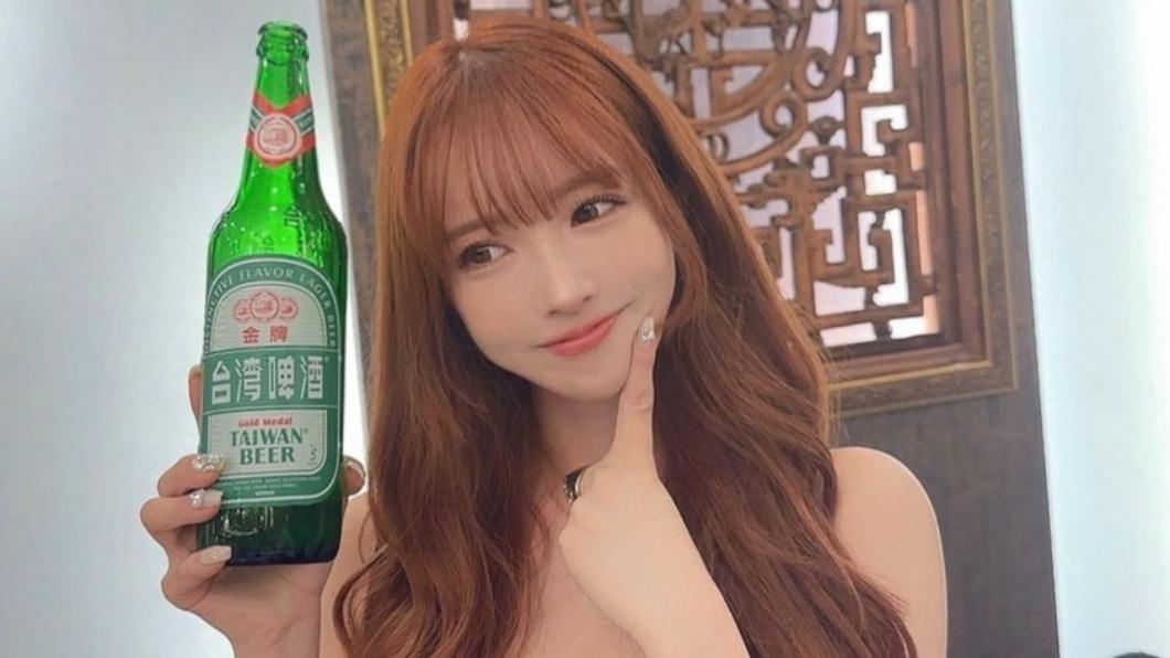 三上悠亞來台體驗在地飲食,甚至開心拿起台灣啤酒合照。(翻攝自yua_mikami IG)