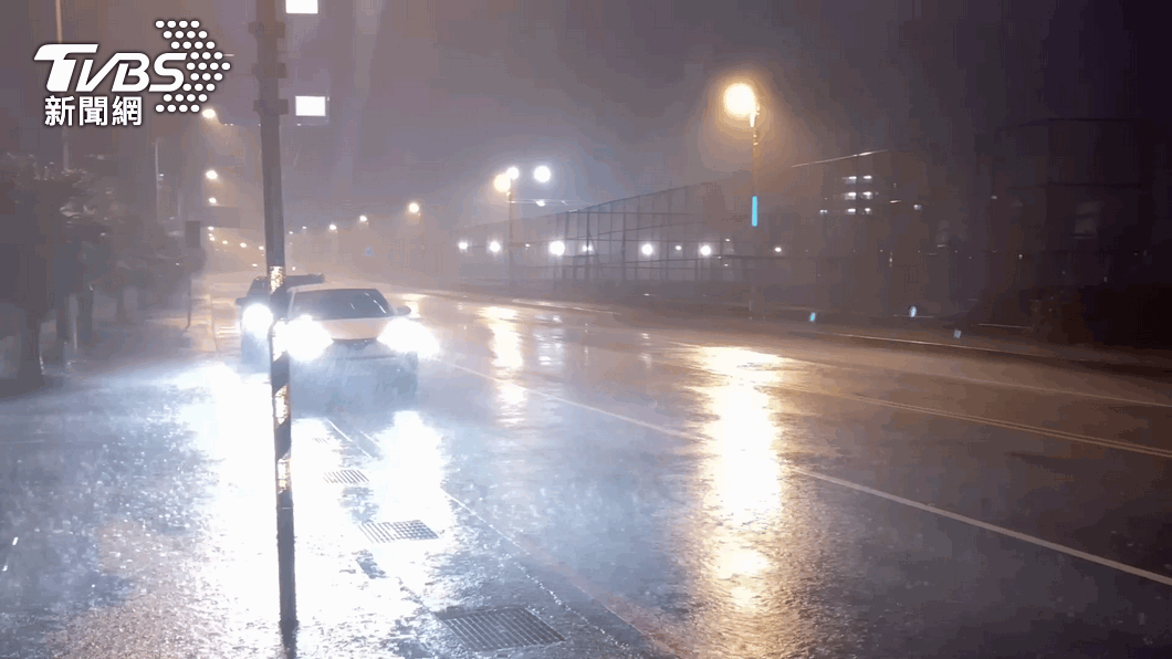 卡努颱風的懸臂帶給北台灣極為驚人的風雨。(圖/TVBS)