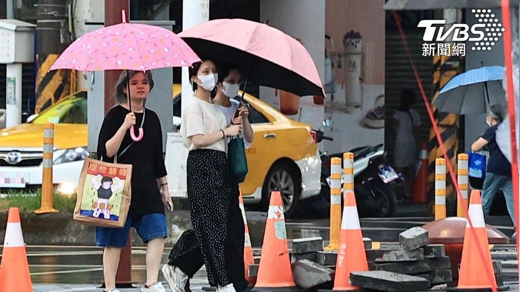 受外圍環流影響，仍有短暫陣雨。（圖／黃城碩攝）