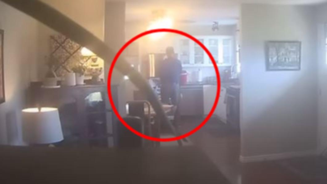 羅斯的行為全被一旁的家中監視器錄下,事後也被判罰22500元加幣。(圖/翻攝自推特)