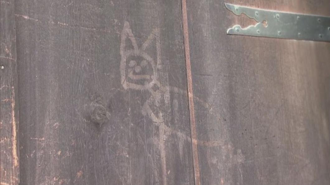 日本東大寺建物遭惡搞 大門留下30公分貓形狀壓痕