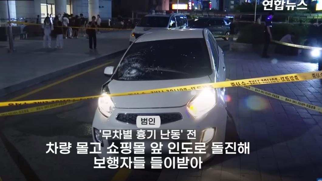 兇嫌駕車在百貨公司前衝撞攻擊路人,車子上明顯可見破碎的玻璃。(圖/翻攝韓聯社YonhapnewsTV)