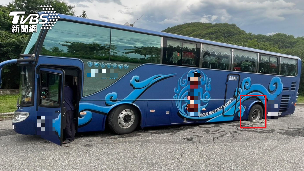 遊覽車開到一半!地面裂巨坑 左後輪被「吃掉」動彈不得