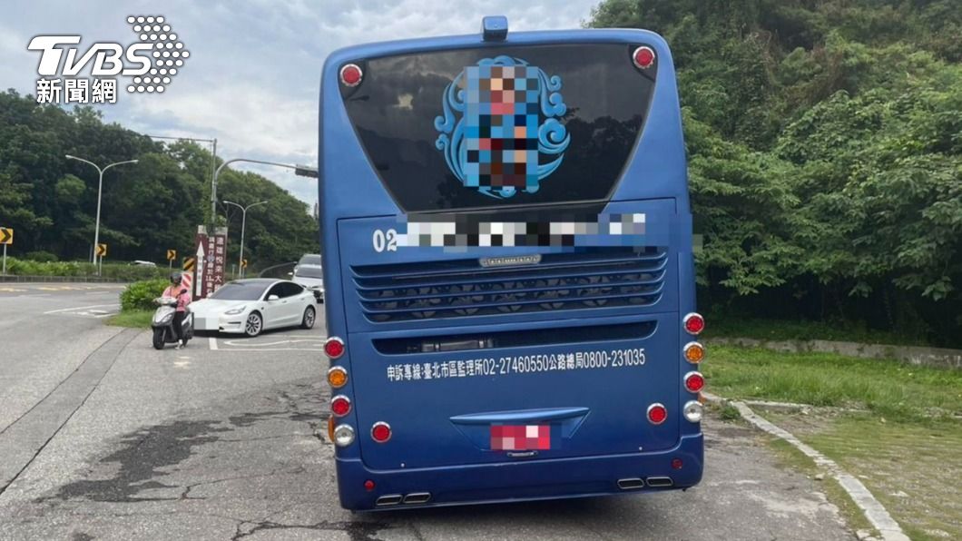 整輛車向左傾斜。(圖/TVBS)