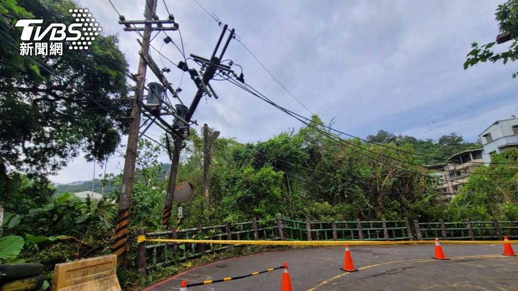 路樹倒塌壓斷電線桿起火，周邊住家停電。（圖／TVBS）