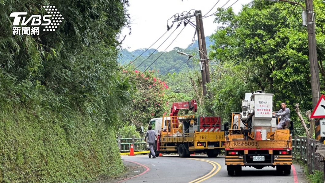 周邊近百戶停電,台電搶修中。(圖/TVBS)