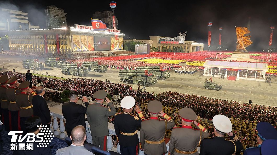 中俄軍事訪問團抵達平壤，北韓舉行大規模夜間閱兵。（圖／達志影像美聯社）